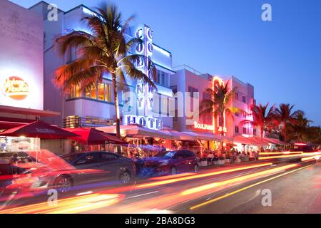 South Beach, Miami, Florida, Stati Uniti - Hotel, bar e ristoranti a Ocean Drive nel famoso quartiere Art Deco. Foto Stock