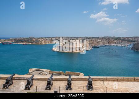 Valletta Malta Luglio 27 2017 Visualizza il porto di Vittoriosa e la batteria medievale di cannoni salati dalla parete della Valletta, Malta Foto Stock