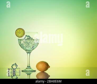 Gin tonic cocktail con limon e ghiaccio su uno sfondo specchio con spazio copia Foto Stock