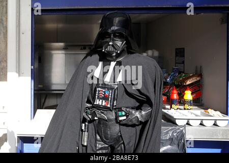 I fan vestiti come personaggi di Star Wars arrivano prima della partita Foto Stock