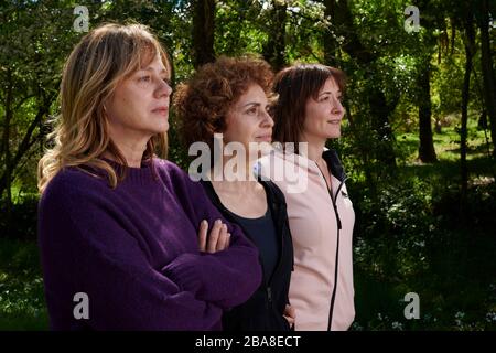 EMMA SUAREZ, ADRIANA OZORES e NATHALIE POZA in INVISIBLE (2020), regia di GRACIA QUEREJETA. Credit: Nephilim Producciones / Orange Films / TVE / HARO, JOSE / Album Foto Stock