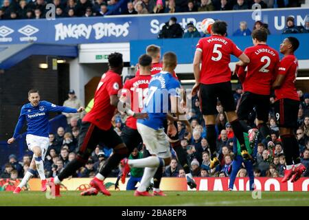 Gylfi Sigurdsson di Everton (a sinistra) prende un calcio libero Foto Stock