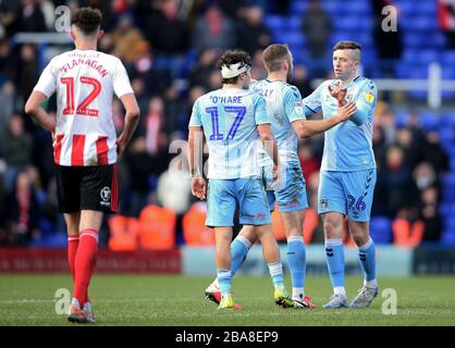 Il Callum o'Hare di Coventry City (a sinistra) Liam Kelly (al centro) e Jordan Shipley festeggiano dopo il fischio finale Foto Stock