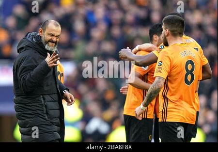 Nuno Espirito Santo, manager di Wolverhampton Wanderers, festeggia la vittoria con Ruben Neves dopo il fischio finale Foto Stock