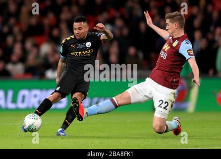 Bjorn Engels di Aston Villa (a destra) e Gabriel Jesus di Manchester City combattono per la palla durante la finale della Carabao Cup presso lo stadio di Wembley, Londra. Foto Stock