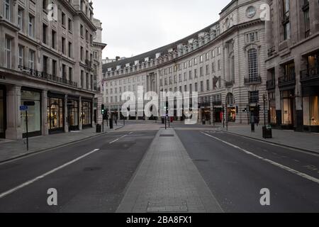 Alcune parti del centro di Londra sono state lasciate insolitamente tranquille a volte, in quanto si tiene conto delle distanze sociali durante la pandemia COVID-19. Questo Foto Stock