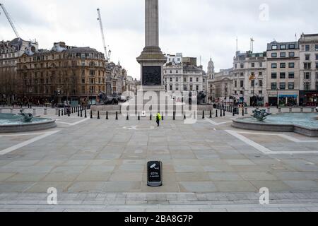 Alcune parti del centro di Londra sono state lasciate insolitamente tranquille a volte, in quanto si tiene conto delle distanze sociali durante la pandemia COVID-19. Questo Foto Stock