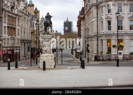 Alcune parti del centro di Londra sono state lasciate insolitamente tranquille a volte, in quanto si tiene conto delle distanze sociali durante la pandemia COVID-19. Questo Foto Stock