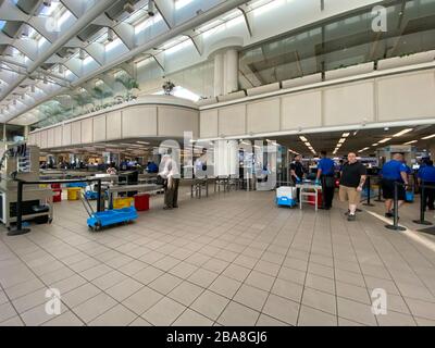 Orlando, FL/USA-3/21/20: Persone che attraversano l'Aeroporto Internazionale di Orlando MCO TSA sicurezza in una giornata lenta a causa del coronavirus. Foto Stock