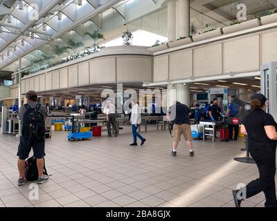 Orlando, FL/USA-3/21/20: Persone che attraversano l'Aeroporto Internazionale di Orlando MCO TSA sicurezza in una giornata lenta a causa del coronavirus. Foto Stock