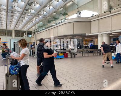 Orlando, FL/USA-3/21/20: Persone che attraversano l'Aeroporto Internazionale di Orlando MCO TSA sicurezza in una giornata lenta a causa del coronavirus. Foto Stock