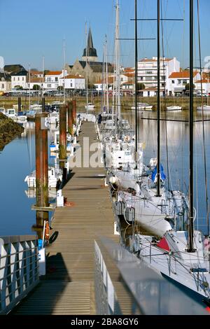 Porto di Saint-Gilles-Croix-de-vie, pontile centrale con chiesa di Saint Gilles sullo sfondo, comune nel dipartimento della Vandea in Francia Foto Stock