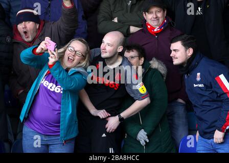 I fan di Stoke City prendono un selfie negli stand Foto Stock