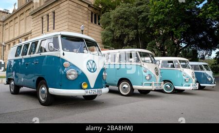 VW camper furgoni in esposizione Foto Stock