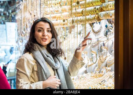 Bella donna in abiti moderni alla moda guarda il negozio di oreficeria in grande Bazaar, Istanbul, Turchia.Modern donna stile di vita o viaggi Foto Stock