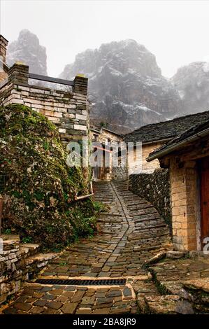 Pittoresco vicolo di Mikro Papigo, uno dei più bei villaggi montani greci, Zagori regione, Ioannina, Epiro. Foto Stock