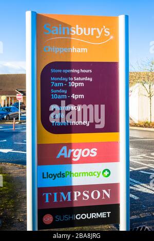 Avviso al di fuori della filiale di Chippenham di Sainsbury, con i dettagli degli orari di apertura e un elenco di franchise disponibili in negozio Foto Stock