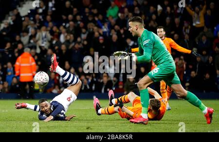 Kenneth Zohore di West Bromwich Albion combatte per la palla con Florian Lejeune di Newcastle United Foto Stock