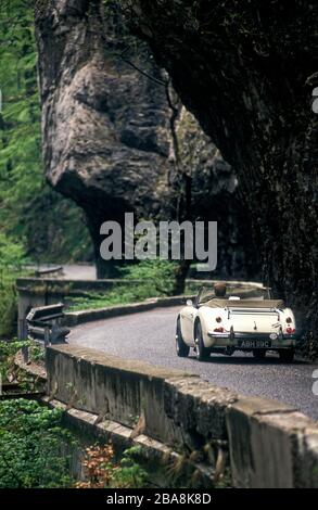 1965 Austin Healey 3000 MKIII Guida nelle Alpi francesi. Foto Stock