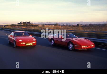 1990 Chevrolet Corvette ZR1 e 1990 Porsche 928S Foto Stock