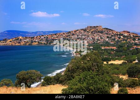 Vista panoramica della città di Molyvos (conosciuta anche come 'Mitimna'), Lesvos (o 'Mitilene'), del Mar Egeo settentrionale, della Grecia. Foto Stock