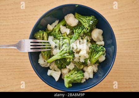 Verdure bollite. Cavolfiore in una piastra. Verdure al vapore. Foto Stock