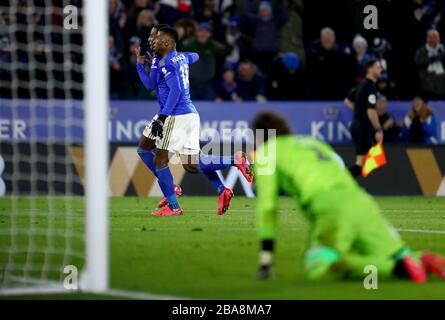 Ricardo Pereira (a sinistra) di Leicester City festeggia con il compagno di squadra Kelechi Iheanacho dopo aver segnato il suo primo obiettivo di squadra del gioco Foto Stock