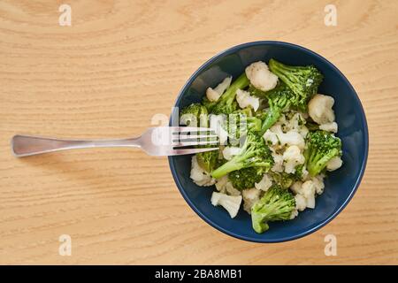 Verdure bollite. Cavolfiore in una piastra. Verdure al vapore. Foto Stock