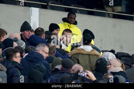 Eric Dier di Tottenham Hotspur ha un'alternazione con un fan negli stand dopo il gioco Foto Stock