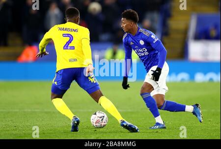 Demarai Gray di Leicester City in azione con Wes Harding di Birmingham City Foto Stock