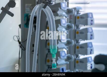 Schwerin, Germania. 26 marzo 2020. I tubi di un ventilatore sono sospesi da un letto in una sala dell'unità di terapia intensiva della clinica Helios. Nei reparti isolati, medici, infermieri e personale indossano tute protettive, occhiali e maschere facciali. La clinica Helios si sta preparando per un aumento dei casi di corona. Credit: Jens Büttner/dpa-Zentralbild/dpa/Alamy Live News Foto Stock