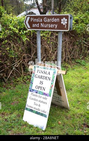 Strada marrone e altri segni per il beneficio dei visitatori a Pinsla Garden e vivaio in Cornwall Inghilterra Regno Unito. Ora in pensione, i proprietari si aprono per beneficenza Foto Stock