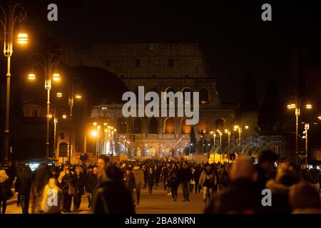 Turisti al Colosseo di Roma di notte Foto Stock