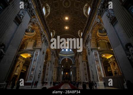 All'interno della Basilica di San Pietro in Vaticano Foto Stock