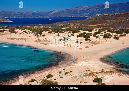 La famosa spiaggia 'doppia' conosciuta come 'Simos', l'isola di Elafonissos, Lakonia, Peloponneso, Grecia. Foto Stock