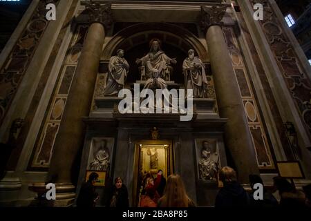 All'interno della Basilica di San Pietro in Vaticano Foto Stock