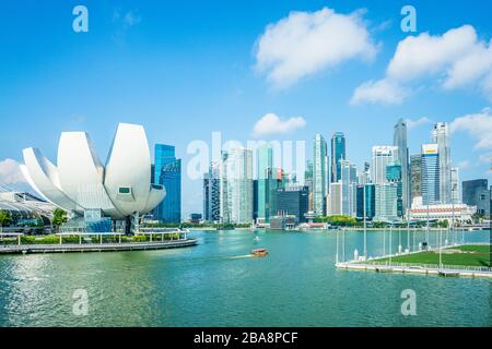 MARINE BAY / SINGAPORE, 29 Apr 2018 - Singapore Art Science Museum visto dal lungomare di Marina Bay Foto Stock