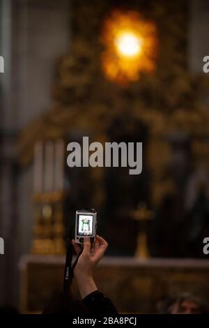 Il turista fotografa all'interno della Basilica di San Pietro in Vaticano Foto Stock