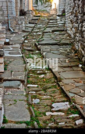 Un tipico vicolo di pietra nel villaggio di Dilofo, una delle più belle greco villaggi montuosi,, Zagori Ioannina, Epiro, Grecia. Foto Stock