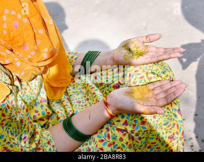 La ragazza indiana completa un Rasam nel rituale di nozze Foto Stock