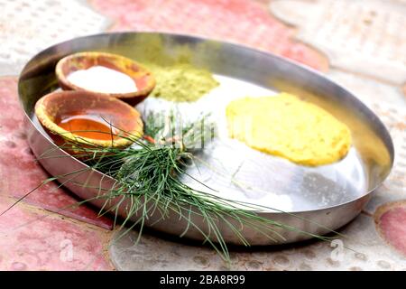 Rituale di Tel Baan, cerimonia haldi in matrimonio indiano Foto Stock