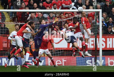 Un primo angolo di Middlesbrough è sgombrato da Darren Pratley di Charlton Athletic (a destra) Foto Stock