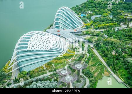 MARINE BAY / SINGAPORE, 30 Apr 2018 - splendida vista dei giardini sulla baia dalla piattaforma di osservazione di Marina Bay Sands Foto Stock