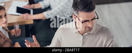 foto panoramica di un uomo d'affari che guarda lontano durante la presentazione per i colleghi Foto Stock