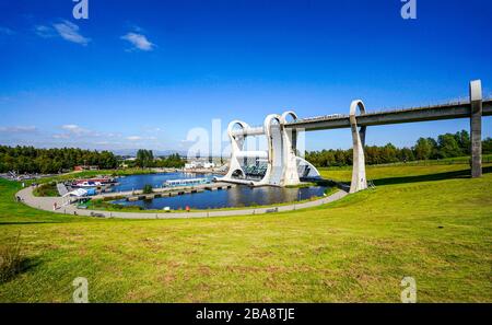 Vista generale dell'attrazione turistica della ruota Falkirk a Falkirk, Scozia, Regno Unito, con le barche ormeggiate nel bacino del canale Foto Stock