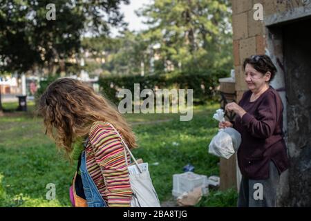 A Roma, durante la terribile epidemia di Coronavirus che ha colpito l'Italia, i volontari della Comunità di Sant'Egidio distribuiscono pasti e servizi sanitari ai senzatetto e ad altre persone svantaggiate che vivono per le strade. Foto Stock