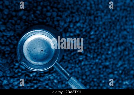 Caffè appena preparato con fuoco selettivo in Turk Foto Stock