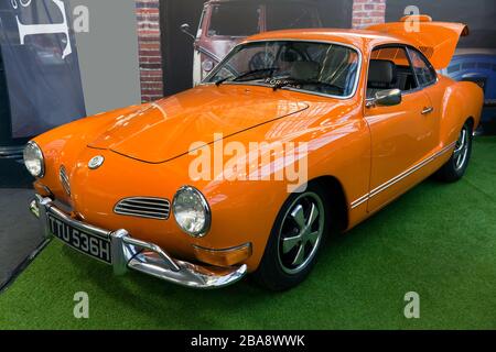 Vista frontale di tre quarti di un 1970, Volkswagen Karmann Ghia, in mostra al Salone dell'Auto classica di Londra 2020 Foto Stock