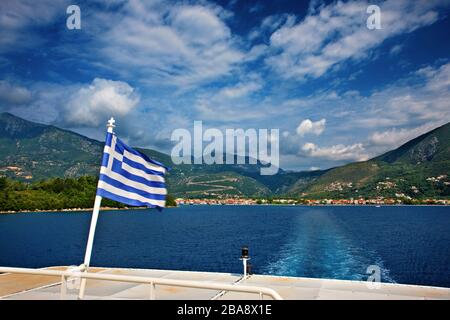 Sul traghetto che va da Lekfada all'isola di Megahissi. Sullo sfondo, Nydri città. Mar Ionio, Grecia. Foto Stock