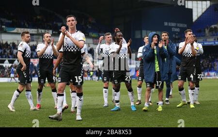 I giocatori di Coventry City festeggiano dopo il fischio finale Foto Stock